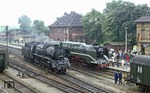 18 201 und 03 2235, die mit ihrem Sonderzug aus Magdeburg in Belzig eingetroffen waren, nehmen als erste Aufstellung. (09.06.1979) <i>Foto: Joachim Bügel</i>