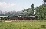 Anlässlich der achten Flämingschau in Belzig war 01 2137 mit einem Sonderzug auf der Strecke Brandenburg - Belzig bei Ragösen unterwegs. (09.06.1979) <i>Foto: Joachim Bügel</i>