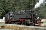 99 7245 (ex 99 245, Baujahr 1956) rangiert im Bahnhof Alexisbad. Die meterspurige Dampflok gehörte zum Neubauprogramm der DR mit insgesamt 17 Lokomotiven (99 231 bis 99 247), die zwischen 1954 und 1956 für die Harzquerbahn und die Schmalspurstrecke Eisfeld - Schönbrunn beschafft wurden und war eher seltener Gast auf der Selketalbahn. (15.08.1987) <i>Foto: Andreas Höfig</i>