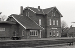 Das Empfangsgebäude von Hohenwestedt, einem typischen Überlandbahnhof an der Bahnstrecke Neumünster – Heide (Holstein) – Büsum, heute nur noch ein Haltepunkt. (05.03.1978) <i>Foto: Benno Wiesmüller</i>