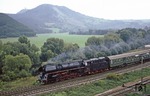 Der Schnellzug D 504 von Saalfeld/Saale nach Berlin wurde auf dem Abschnitt von Saalfeld bis Halle mit 01.5 bespannt. Am 14. September 1979 hatte 01 0524 die Ehre, den Zug zu bespannen und wurde bei Kahla abgepasst. (14.09.1979) <i>Foto: Wolfgang Bügel</i>