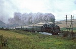 62 015 mit einem Sonderzug auf der Rampe von Sangerhausen nach Blankenheim Trennungsbf. Passend kam kurz vor Erscheinen des Sonderzugs die "planmäßige" Fotowolke des Wegs. (15.09.1979) <i>Foto: Wolfgang Bügel</i>