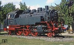 Als zu Anfang der 1970er Jahre eine Dampflokbaureihe nach der anderen aus dem aktiven Dienst verschwand, reifte bei der Leitung des Bw Frankfurt (Oder) die Idee heran, eine Maschine als Denkmal zu erhalten. Man versuchte, an eine Lok der Baureihe 89 heranzukommen, die lange Zeit auf der Oderbruchbahn eingesetzt waren. Dies misslang ebenso, wie die Beschaffung einer P 8. Im Dezember 1976 kam die Nachricht, daß im Raw Berlin-Schöneweide noch die 64 317 stünde, deren Zerlegung mit der Entfernung des Rohrsatzes bereits begonnen hatte. Die Baureihe 64 war beim Bw Frankfurt (Oder) lange Jahre im Einsatz und so zögerte man nicht lange und wollte die Maschine nach Frankfurt/O. holen. Trotz mehrfacher Anträge seitens der Werksleitung und sogar des Oberbürgermeisters der Stadt wurde jedoch die Genehmigung zur denkmalwürdigen Aufarbeitung versagt, da der Direktionsbezirk Berlin sein Schrottsoll noch nicht erfüllt hatte. Nach einem Jahr zäher Verhandlungen konnte doch noch die Erlaubnis zur Aufnahme der Arbeiten eingeholt werden und so wurde die Lok nach der Restaurierung schließlich am 8. Juni 1978 vor dem Kulturhaus der Eisenbahner gegenüber dem Bw Frankfurt/O Rbf als Denkmal aufgestellt (Quelle: LokReport).  (16.09.1979) <i>Foto: Wolfgang Bügel</i>