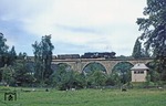 58 3047 mit Ng 65319 auf dem Rödlitzbachtalviadukt (150 m) nahe Rödlitz-Hohndorf. (17.09.1979) <i>Foto: Wolfgang Bügel</i>