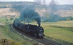 95 0004, übrigens die erste ölgefeuerte Lok ihrer Baureihe, mit P 18019 bei Bachfeld auf dem Weg nach Eisfeld. (15.10.1979) <i>Foto: Wolfgang Bügel</i>