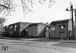 Provisorien kennzeichnen den Zustand des Bahnhofs Düsseldorf-Rath nach dem Krieg. Obwohl der Bahnhof in zentraler Lage zwischen den Düsseldorfer Stadtteilen Rath, Unterrath und Mörsenbroich liegt, blieb es bis heute bei Interimslösungen für ein Bahnhofsgebäude, da der Bahnhof im Personenverkehr nur eine untergeordnete Rolle spielt.  (1950) <i>Foto: Helmut Säuberlich</i>