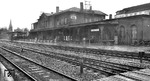 An einem tristen Novembertag wirkt das alte Empfangsgebäude des Bahnhofs Solingen-Ohligs (heute Solingen Hbf) ebenso trostlos. Im Zuge der Modernisierungsoffensive der BD Wuppertal musste dieses, wie auch die alten Bahnhofsgebäude von Opladen und Leverkusen-Schlebusch einem modernen Zweckbau weichen. (11.1957) <i>Foto: BD Wuppertal (Säuberlich)</i>
