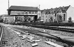 Das Reiterstellwerk "Ds" war eines von sieben Stellwerken, das für den Betriebsablauf im Düsseldorfer Hauptbahnhof zuständig war, und stand in der Südausfahrt des Bahnhofs. Es überdauerte den Zweiten Weltkrieg nicht. Im Juni 1936 geriet der Kabelschacht und die Treppe des Stellwerks in Brand, wobei das Hebelwerk stark verrußt wurde, beträchtlicher Sachschaden und empfindliche Betriebsstörungen entstanden. Ursache war ein 800 V-Kurzschluss von einer Straßenbahn-Oberleitung in das Unterführungsbauwerk und weiter in die Kabelanlage des Stellwerks. Die Oberleitung war 1935 von starrer auf schwebende Aufhängung umgebaut worden, und es kam zum Unfall, als eine Dreifachtraktion der Rheinbahn-Fernlinien nach Duisburg oder Krefeld ungewöhnlicherweise durch die Unterführung (vermutlich Hüttenstraße) fuhr. Auch die Nachbarstellwerke Dm (im Hbf) und Bk (in Bilk) waren betroffen.  (08.06.1936) <i>Foto: RBD Wuppertal (Eckler)</i>