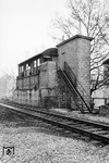 An die Stelle des kriegszerstörten Reiterstellwerk "Ds" (vgl. Bild-Nr. 24732) trat das - den schwierigen Zeitumständen geschuldet - notdürftig aus einem ausgedienten Kriegspersonenwagen mit hastig aufgemauertem Unterbau errichtete Hilfsstellwerk "Ds". (26.01.1954) <i>Foto: BD Wuppertal (Säuberlich)</i>