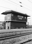 In der sachlich-nüchternen Zweckarchitektur der 1930er Jahre enstand 1934 das Siemens-Drucktasten-Stellwerk "Rh" in Düsseldorf-Reisholz. (1970) <i>Foto: BD Wuppertal (Säuberlich)</i>