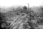 Ein Stellwerk auf Wanderschaft: Im Bahnhof Düsseldorf-Rath sind Arbeiter damit beschäftigt, das (heute noch existierende) Wärterstellwerk "Rr" an seinen neuen Standort zu verschieben. Die Umstände dieser Maßnahme sind allerdings nicht überliefert.  (28.11.1926) <i>Foto: RBD Wuppertal (Eckler)</i>