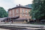 Das Empfangsgebäude von Vorra (Pegnitz) an der Bahnstrecke Nürnberg - Schnabelwaid. (07.1981) <i>Foto: Benno Wiesmüller</i>