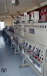 Der Bedienraum des mechanischen Stellwerks "Hp" (Bauart Jüdel) im Bahnhof Husum. Das Stellwerk ging im Juli 1991 außer Betrieb. (03.1990) <i>Foto: Benno Wiesmüller</i>