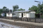 Der Haltepunkt Kupfermühle zwischen Bad Oldesloe und Ahrensburg. Der heute eher trostlos wirkende Haltepunkt soll bis Bad Oldesloe im Zuge der Hamburger S4 ausgebaut werden. Dabei gibt es Überlegungen, die Station in die Nähe des Hauptortes Tremsbüttel zu verlegen. Sowohl für die Beibehaltung als auch die Verlegung gibt es eine Bürgerinitiative. (08.1982) <i>Foto: Benno Wiesmüller</i>