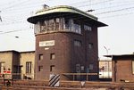 Die Abzweigstelle Veddel an der viergleisigen Strecke zwischen Hamburg Hbf und Hamburg-Harburg. Das elektromechanische Vierreihenstellwerk wurde 1934 als Ersatz für ein mechanisches Stellwerk von 1907 in Betrieb genommen. 1976 wurde es durch ein Dr-Stellwerk ersetzt und abgerissen.   (09.09.1975) <i>Foto: Benno Wiesmüller</i>