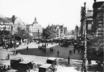 Der Bahnhofsvorplatz am Düsseldorfer Hauptbahnhof im Schmuckgewand anlässlich der vom 8. Mai bis 15. Oktober 1926 stattfindenden Großveranstaltung GESOLEI "Große Ausstellung Düsseldorf 1926 für Gesundheitspflege, soziale Fürsorge und Leibesübung".  (1926) <i>Foto: RVM</i>