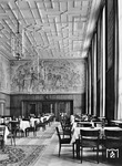 Der Speisesaal 2. Klasse im neuen Düsseldorfer Hauptbahnhof, wo die Gäste auf gepolsterten Stühlen Platz nehmen und über schwere Teppiche auf dem Parektt wandeln konnten. Auf Initiative der Stadt Düsseldorf wurden alle gstronomischen Räumlichkeiten mit Wandgemälden einheimischer Künstler verziert. (1936) <i>Foto: RBD Wuppertal (Eckler)</i>