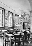 Im Wartesaal der 3. Klasse zierten Motive aus dem Bergischen Land (Müngstener Brücke, Schloß Burg) und das Solinger Stadtwappen die Wände. (1936) <i>Foto: RBD Wuppertal (Eckler)</i>