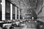 Selbst beim Warten auf den Zug konnten die Gäste im Speisesaal 2. Klasse dem Personenkult um den Führer nicht entkommen, dessen Konterfei hoffentlich nicht den Appetit verdarb. (1936) <i>Foto: RBD Wuppertal (Eckler)</i>