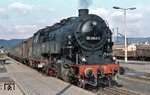 Vor P 18005 nach Sonneberg (Thür) steht 95 0009 abfahrbereit im Bahnhof Saalfeld (Saale). Die Bergstrecken im Bereich des Bw Probstzella waren so kurvenreich, dass hier eine so hohe Abnutzung der Spurkränze auftrat, dass die Laufleistung der Spurkränze der dort verwendeten Loks der Baureihe 95 im Durchschnitt nur bei 18000 km lag. Der beim Bw Probstzella tätige Dienstvorsteher Edwin Heyder wollte in den 1950er Jahren die Laufzeiten der Loks verlängern, die Kosten für das Abdrehen der Radsätze (5000.- M) oder das Erneuern für 10.000,- M, sowie das Auswechseln der Schienen verringern. Er entwickelte eine Spurkranzschmiervorrichtung, die sich selbsttätig in Kurven in Tätigkeit setzt und den Spurkranz schmiert, wenn er mit der Schiene in Berührung kommt. Durch diese Schmierung verringerte sich der Reibungswiderstand um 80 %. Dies bedeutete zugleich die Verlängerung der Laufleistung der Loks und aller folgenden Fahrzeuge um 300 %. Durch die Spurkranzschmierung ergab sich eine nachweisbare Einsparung für das Abdrehen der Radreifen von jährlich 11.000 Mark pro Lok. Die Lokstillstandzeiten wurden um 66 % verringert. An einer Versuchslok ergab sich in zwei Jahren eine Einsparung an planmäßigen Ausbesserungskosten von 30.000,- Mark. Die Anfertigung und der Einbau der Spurkranzschmiervorrichtung hingegen betrug nur 500,- Mark pro Lok. (28.02.1977) <i>Foto: Peter Schiffer</i>