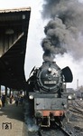65 1051 räuchert vor P 6017 nach Gera in Jena Saalbf vor sich hin. (01.03.1977) <i>Foto: Peter Schiffer</i>