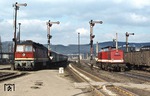 Von der Baureihenfamilie der Baureihen 130, 131, 132 und 142 wurden ab 1970 aus der damaligen Sowjetunion insgesamt 873 Stück in die DDR importiert. 130 102 fährt in den Bahnhof Saalfeld ein, daneben steht die bei LEW Hennigsdorf gebaute 110 650. (28.02.1977) <i>Foto: Peter Schiffer</i>