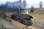 Vor dem markanten Wasserturm von Altmittweida dampft 58 3036 auf dem ehemaligen zweigleisigen Abschnitt Karl-Marx-Stadt (Chemnitz) - Mittweida vorbei.  (09.03.1977) <i>Foto: Peter Schiffer</i>