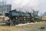 52 8002 (urspr. 52 2654, Henschel, Baujahr 1944) wurde vom 09.08.1960 bis 22.10.1960 im Raw Stendal umgebaut. Die beim Bw Bautzen stationierte Lok verlässt mit einem Güterzug Dresden-Klotzsche. (10.03.1977) <i>Foto: Peter Schiffer</i>