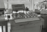 Blick auf das Bedienpult des elektromechanischen Vierreihenstellwerks von 1934 in der Abzweigstelle Veddel an der viergleisigen Strecke zwischen Hamburg Hbf und Hamburg-Harburg. 1976 wurde es durch ein Dr-Stellwerk ersetzt und abgerissen. (1974) <i>Foto: Benno Wiesmüller</i>