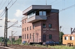 Die "neue", 1976 erbaute, Sp Dr S60-Stellwerk Abzweigstelle Veddel. Am 12.11.2000 ging es außer Betrieb und wird seitdem von der BZ Hannover ferngesteuert. (08.1989) <i>Foto: Benno Wiesmüller</i>