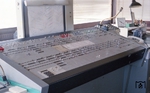 Der Stelltisch im Sp Dr S60-Stw Abzw. Veddel. Zum Vergleich bietet sich die Innenaufnahme des Vorgängerstellwerks von 1934 an (Bild-Nr. 24935). (08.1989) <i>Foto: Benno Wiesmüller</i>