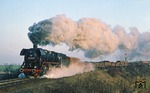 Während die Volkspolizei noch mit der Kontrolle der Einreisepapiere beschäftigt war, wurde auf das Bild der in Klostermansfeld ausfahrenden 44 0789 zum Unmut der Kontrollierenden nicht verzichtet. Das Bild kostete anschließend einen Strafzettel für falsches Parken außerhalb geschlossener Ortschaften. Das war's wert. (24.12.1979) <i>Foto: Joachim Bügel</i>