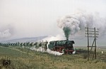 Nachmittags hatte sich dann der schöne Sonnenschein verabschiedet, als die Nordhäuser 44 0090-9 (44 1090) mit dem Gipszug Gag 56405 auf der Rampe von Sangerhausen nach Blankenheim erschien, wobei die Schiebelok leider nicht mehr aufs Bild passte. (24.12.1979) <i>Foto: Joachim Bügel</i>