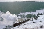 Auch eine Beschäftigung am 1. Weihnachtsfeiertag: Zugverfolgung des Ng 66325 mit 95 0043, hier bei der Durchfahrt am Haltepunkt Lippelsdorf. (25.12.1979) <i>Foto: Joachim Bügel</i>