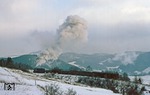 95 0043 kämpft sich hinter Lippelsdorf mit Ng 66325 die 1:33-Steigung nach Schmiedefeld hinauf. (25.12.1979) <i>Foto: Joachim Bügel</i>