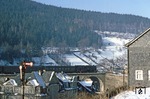 95 0032 rollt mit P 18003 über das Lauschaer Viadukt in den Bahnhof ein. Nach dem Kopfmachen wird der Zug weiter nach Sonneberg fahren. Das Signal im Vordergrund gehört zur Einfahrt aus Richtung Steinach. (26.12.1979) <i>Foto: Joachim Bügel</i>