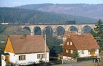 95 0024 rollt mit Dg 54445 über das 171m lange Viadukt in Sonneberg West, während in den Häusern Weihnachten gefeiert wird. (26.12.1979) <i>Foto: Joachim Bügel</i>