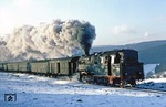 Da die Sonne sich im engen Steinacher Tal bereits verabschiedet hatte, wurde 95 0016 nach dem Kopfmachen in Lauscha mit P 18004 erst wieder bei Oberlauscha erwartet. (26.12.1979) <i>Foto: Joachim Bügel</i>
