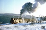 Nach einem kurzem Halt am Einfahrsignal von Ernstthal musste 95 0016 mit P 18004 nochmals alle Kraft bei der Anfahrt aufbringen. Im Vordergrund verläuft das Streckengleis nach Neuhaus am Rennweg. (26.12.1979) <i>Foto: Joachim Bügel</i>
