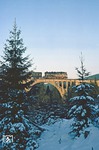 Im letzten Büchsenlicht des zweiten Weihnachtsfeiertags rollt 95 0016 mit P 18004 nach Saalfeld über das Finstere Grund Viadukt zwischen Ernstthal und Lichte. (26.12.1979) <i>Foto: Joachim Bügel</i>