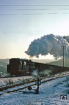 Mit den letzten Sonnenstrahlen des 2. Weihnachtsfeiertags erreicht 95 0016 mit P 18004 Schmiedefeld. (26.12.1979) <i>Foto: Joachim Bügel</i>