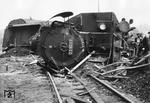 In Fürstenberg/Havel entgleiste am 25.11.1963 die Stralsunder 03 1057 und mehrere Wagen des D 24 (Malmö – Berlin). Auf einer für 50 km/h zugelassenen Weiche vor der nur eingleisig befahrbaren Havelbrücke kippte die Lok um. Als Unfallursache wurde überhöhte Geschwindigkeit ermittelt, die Schuld also dem tödlich verunglückten Lokführer zugewiesen. Dies blieb jedoch strittig, da bei den Ermittlungen der Zustand des Vorlaufdrehgestells von 03 1057 außer Acht gelassen wurde, das rund 3 Monate zuvor (am 22.08.1963) in Sachsenhausen einen Bagger gestreift hatte. (25.11.1963) <i>Foto: Slg. Erich Preuß</i>