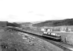 Zur Umfahrung des auf westdeutschem Gebiet gelegenen Streckenabschnittes Eisenach – Gerstungen entstand 1962 eine neue Strecke zwischen Förtha und Gerstungen. Am Abzweig Elte biegt ein Interzonenzug mit einer DR 118 in Richtung Eisenach ab. Das Gleis im Vordergrund führt nach Marksuhl auf die Werrabahn. (16.06.1973) <i>Foto: Slg. Erich Preuß</i>