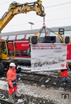 Mit diesem Plakat wurde der symbolische Baubeginn des wohl umstrittesten Bahnhofsprojekts der letzten Jahre zur Neuordnung des Eisenbahnknotens Stuttgart gefeiert. Am Protest gegen Stuttgart 21 beteiligten sich mittlerweile zehntausende Menschen. Der Begriff "Stuttgart 21" wurde übrigens bei der Wahl zum Wort des Jahres 2010, nach „Wutbürger“, auf den zweiten Platz gewählt. (02.02.2010) <i>Foto: Slg. Erich Preuß</i>