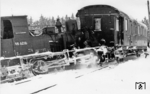 Auf der Strecke Rennsteig - Frauenwald entgleiste 98 6216 wohl wegen der winterlichen Witterungseinflüsse. Die Lok (Henschel, Baujahr 1910) kam 1936 von der Kleinbahn Wolmirstedt-Colbitz zum Rennsteig. Erst mit Verstaatlichung der Bahn 1949 erhielt sie die Betriebsnummer 98 6216. Sie wurde am 16.04.1960 abgestellt. (1959) <i>Foto: Slg. Erich Preuß</i>