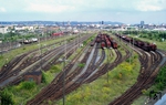 Zu DDR-Zeiten war Dresden-Friedrichstadt einer der größten Rangierbahnhöfe der DR. Nach der Wende reduzierte sich das Verkehrsaufkommen des Rangierbahnhofes Friedrichstadt deutlich. Der Güterverkehr verlagerte sich mehr und mehr auf die Straße. Seit 01.09.2009 dienen die Richtungsgruppen nach Aufgabe des Ablaufbetriebes nur noch zum Abstellen von Güterwagen. Der Zustand der Gleisanlagen spricht ebenfalls Bände. (28.08.2009) <i>Foto: Slg. Erich Preuß</i>