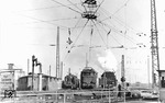 Im Bw Roßlau (Elbe) warten E 44 139, 50 418 vom Bw Magdeburg-Rothensee (links) und 50 3535 benfalls aus Rothensee an der Drehscheibe. Für E 44 139 konnte keine Heimat-Dienststelle festgemacht werden, da die Lok allein 1960 in sechs (!) verschiedenen Bw zu Hause war. (1960) <i>Foto: Gerhard Illner</i>
