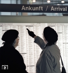Fahrplanstudium im Bahnhof Berlin Ostbahnhof. (2004) <i>Foto: Slg. Erich Preuß</i>