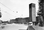 Nach dem Krieg war man zwar bemüht, die größten Schäden am Düsseldorfer Hauptbahnhof schnell zu beseitigen, wegen der vorherrschenden Finanznot konnte man aber erst nach Gewährung eines Kredits in Höhe von 3 Millionen DM ab März 1953 mit der authentischen Instandsetzung des Empfangsgebäudes beginnen, die 3 Jahre dauern sollte.  (1954) <i>Foto: Walter Eckler</i>