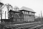 Der Neubau des Stellwerks "Gf" im Bahnhof Düsseldorf-Grafenberg. Links daneben steht das Vorgängerstellwerk "Gs". Unmittelbar nordöstlich des Stellwerks zweigten die Anschlussgleise zur Lokomotivfabrik Hohenzollern (1872 - 1934) an der Schlüterstraße ab. (1931) <i>Foto: RBD Wuppertal (Eckler)</i>